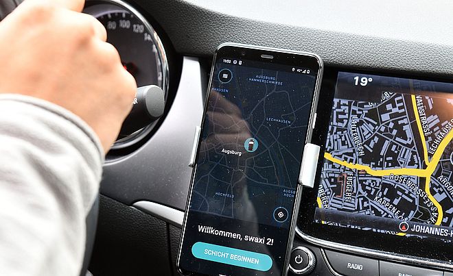 Geöffnete Swaxi-Fahrerapp in Swaxi-Auto