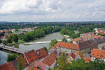 Vogelperspektive auf Lechwehr, Bäume und viele Gebäude in Landsberg. Ein Klick sorgt für eine Großansicht des Bildes