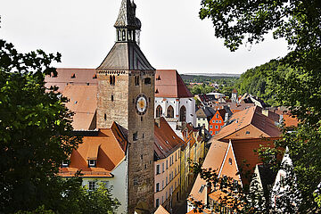 Ausblick auf eine Kirche umgeben von Gebäuden in der Landsberger Altstadt. Ein Klick sorgt für eine Großansicht des Bildes