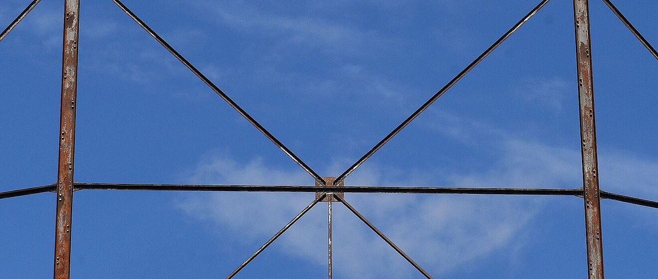 Das Logo des Modular Festivals auf einem der Konstrukte des Augsburger Gaswerks.