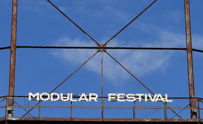 Das Logo des Modular Festivals auf einem der Konstrukte des Augsburger Gaswerks.