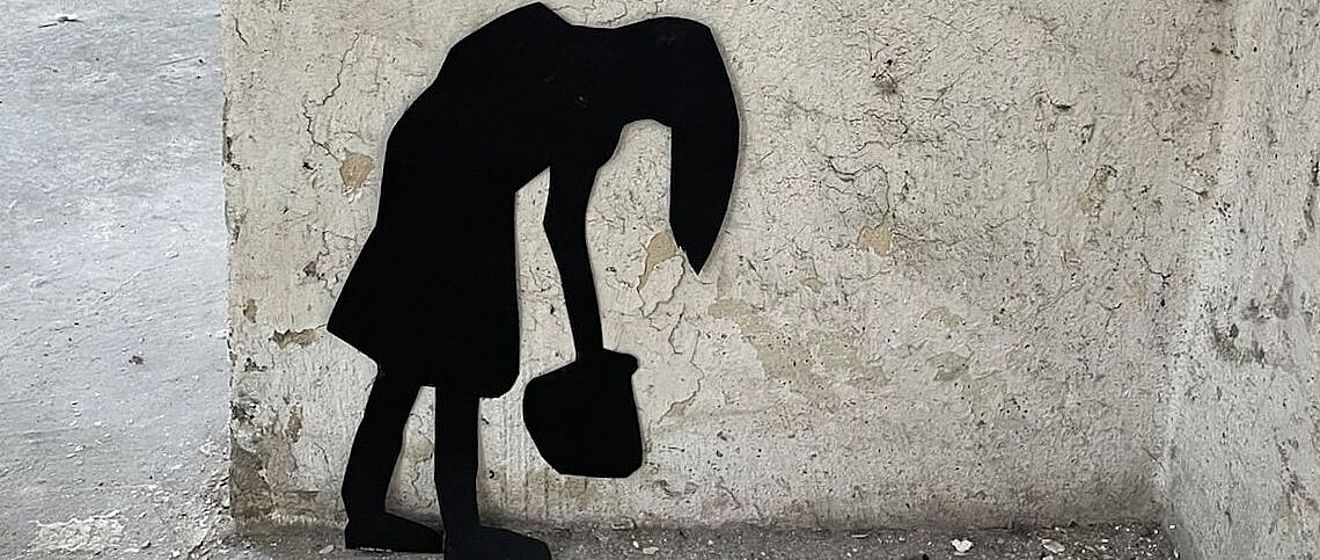 Schattenfigur an einer Steinwand. Weiterverlinkung auf Kunstausstellung Newsartikel