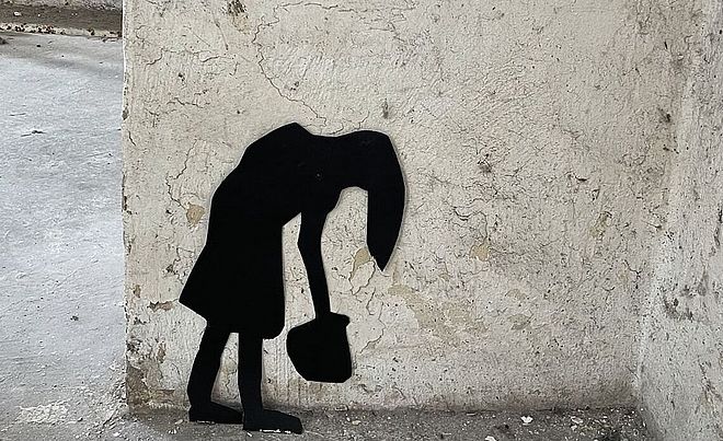 Schattenfigur an einer Steinwand. Weiterverlinkung auf Kunstausstellung Newsartikel