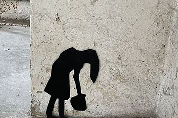 Schattenfigur an einer Steinwand