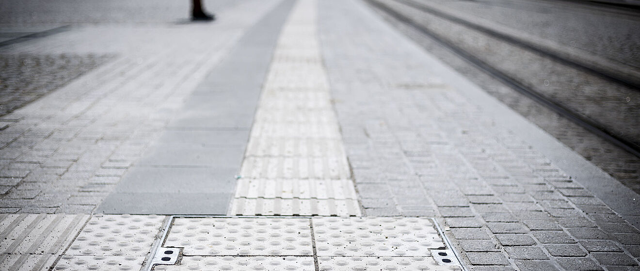 Leitstreifen an einem Bahnhof.