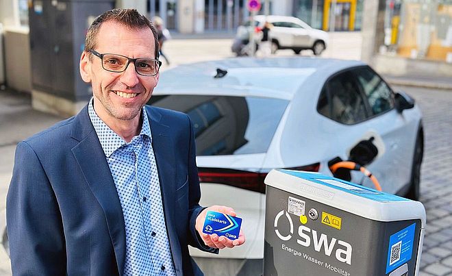 swa Leiter eMobilität Markus Emmert mit einer eLadekarte der swa