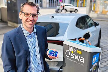swa Leiter eMobilität Markus Emmert an einer Ladesäule der swa