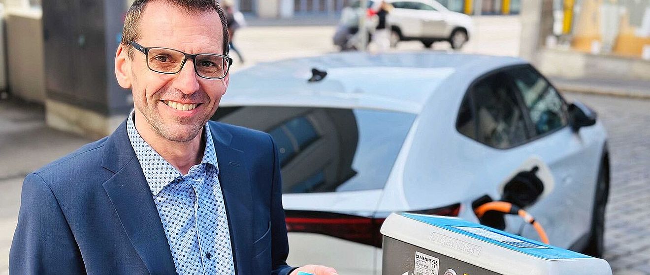 swa Leiter eMobilität Markus Emmert mit einer eLadekarte der swa