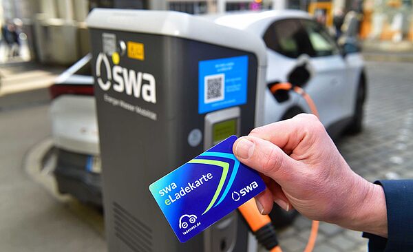 swa eLadekarte und Ladesäule im Hintergrund