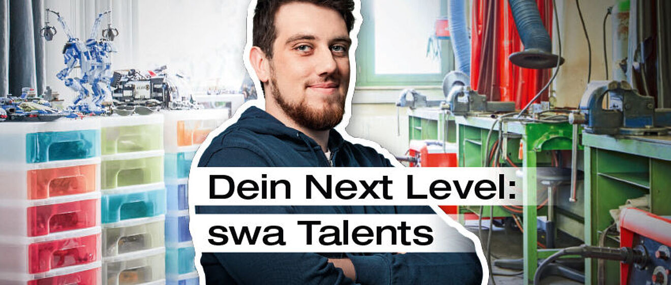 Mann mit überschränkten Armen steht vor einem Hintergrund mit zwei Räumen. Links eine Aufreihung von Modellfiguren. Rechts eine Werkbank mit Maschinen. Im Vordergrund ein Banner zur Bewerbung der swa Talents.