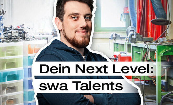 Mann mit überschränkten Armen steht vor einem Hintergrund mit zwei Räumen. Links eine Aufreihung von Modellfiguren. Rechts eine Werkbank mit Maschinen. Im Vordergrund ein Banner zur Bewerbung der swa Talents. Weiterverlinkung zum Stellenangebot Duales Studium Maschinenbau (m/w/d)