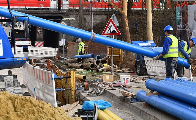 Rohre werden an einer Baustelle verlegt.