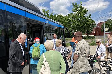 Senioren stehen vor Bus