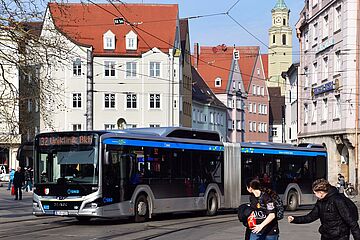 swa Buslinie 32 in der Innenstadt Richtung Königsplatz