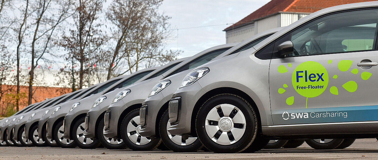 Carsharing Flex Autos stehen nebeneinander in einer Reihe