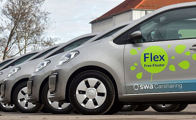 Carsharing Flex Autos stehen nebeneinander in einer Reihe