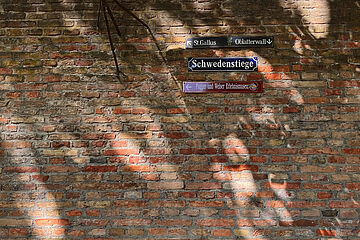Mauer mit Schild Schwedenstiege