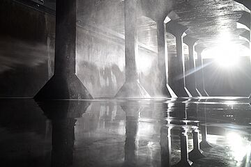 Ein Schwarz-Weiß Bild von einem Wasserbehälter. - Ein Klick auf das Bild führt zur vergrößerten Fotoansicht.