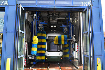 Eine swa Tram wird in der Waschanlage gewaschen - Ein Klick auf das Bild führt zur Fotoansicht.