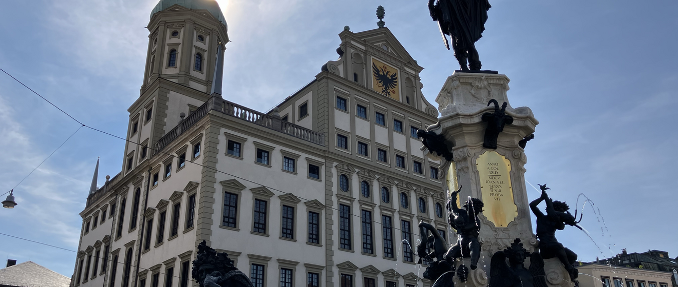 Brunnen auf dem Augsburger Rathausplatz vor dem Rathaus