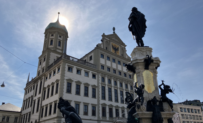 Brunnen auf dem Augsburger Rathausplatz vor dem Rathaus