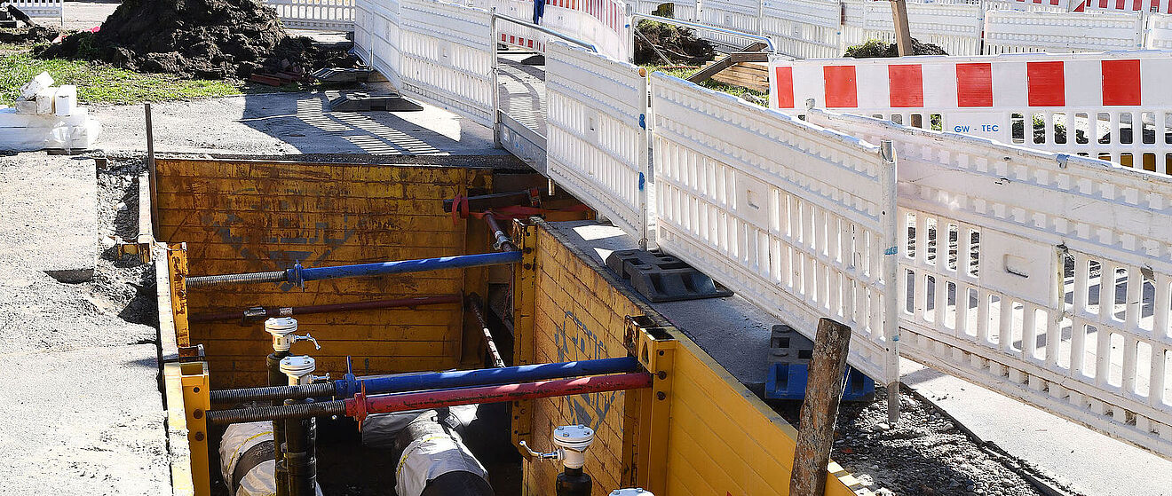 Eine Baustelle in der Nähe des KUKA-Hauptquartiers in Augsburg zeigt Tiefbauarbeiten für eine neue Fernwärmeleitung der Stadtwerke Augsburg (swa).