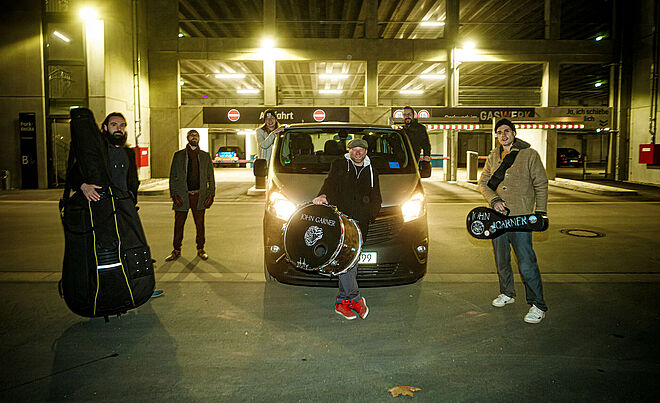 Band steht vor Carsharing Auto