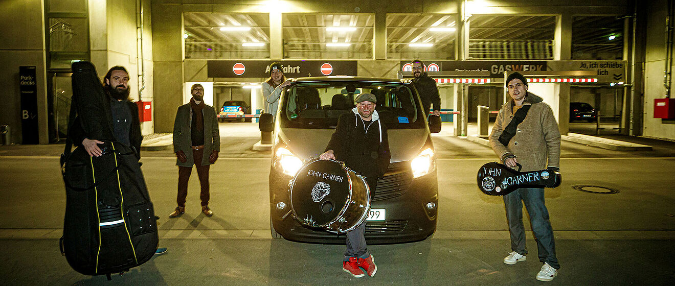 Band steht vor Carsharing Auto