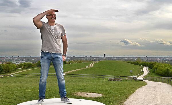 Mann steht auf Hügel