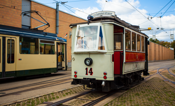 Triebwagen 14. Daneben befindet sich eine weitere Straßenbahn.