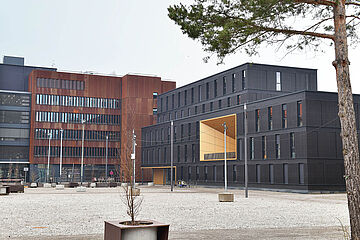 Auf dem Gaswerk, Blick auf den Ofenhausanbau und die neue Musikbox. - Ein Klick auf das Bild führt zur Fotoansicht.