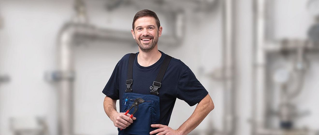 swa Mitarbeiter Andreas vor Wasserrohren