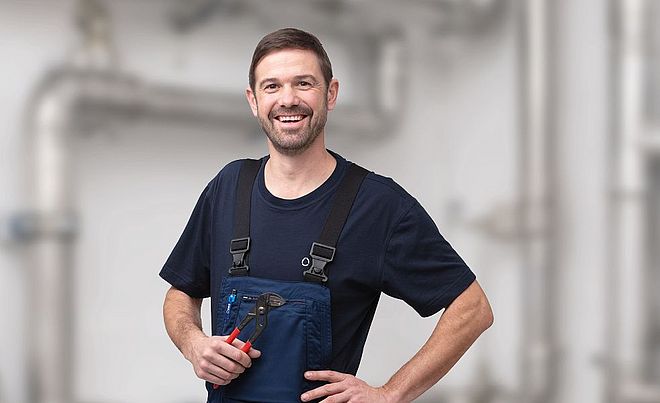 swa Mitarbeiter Andreas vor Wasserrohren