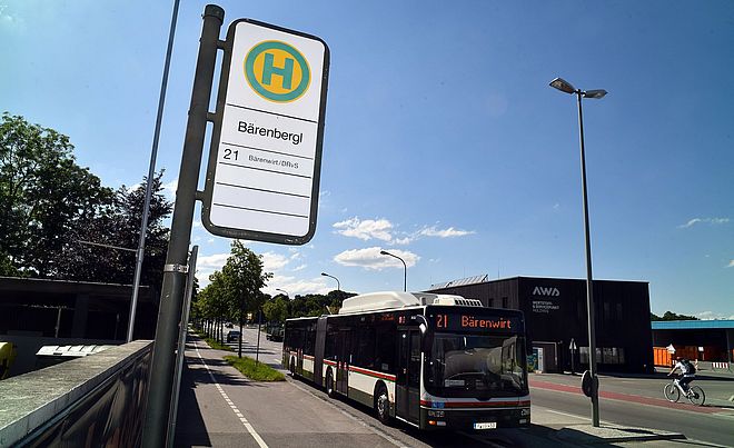 die Bushaltestelle Bärenbergl in Augsburg, die von der Buslinie 21 bedient wird. 