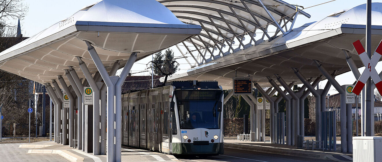 Straßenbahn Linie 3 in der Haltestelle Königsbrunn Zentrum