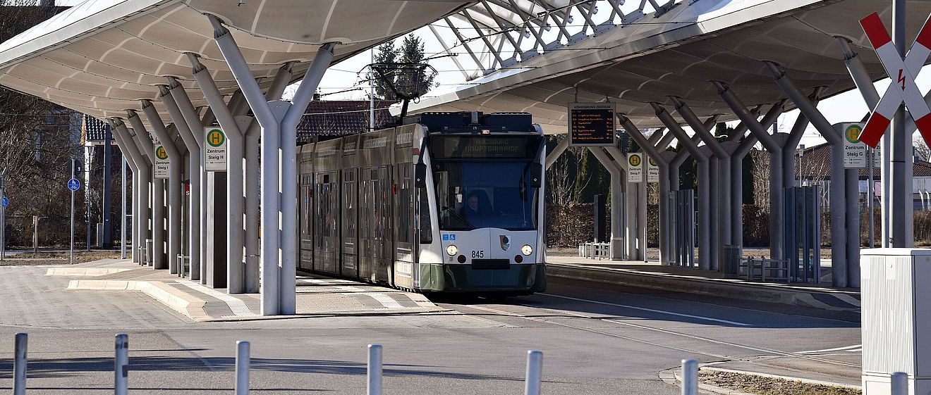 Straßenbahn Linie 3 in der Haltestelle Königsbrunn Zentrum