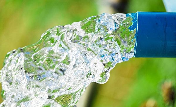 Nahaufnahme von Wasser, wie es aus einem Schlauch läuft.