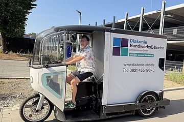 Seit Kurzem setzen die Diakonie HandwerksBetriebe einen speziellen Fahrradanhänger ein, um die Akkus der e-swabis auszutauschen