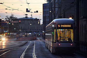 Straßenbahn fährt bei Dämmerung Richtung Hauptbahnhof. - Beim anklicken wird das Bild vergrößert.