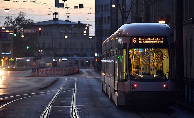 Straßenbahn fährt bei Dämmerung Richtung Hauptbahnhof. 