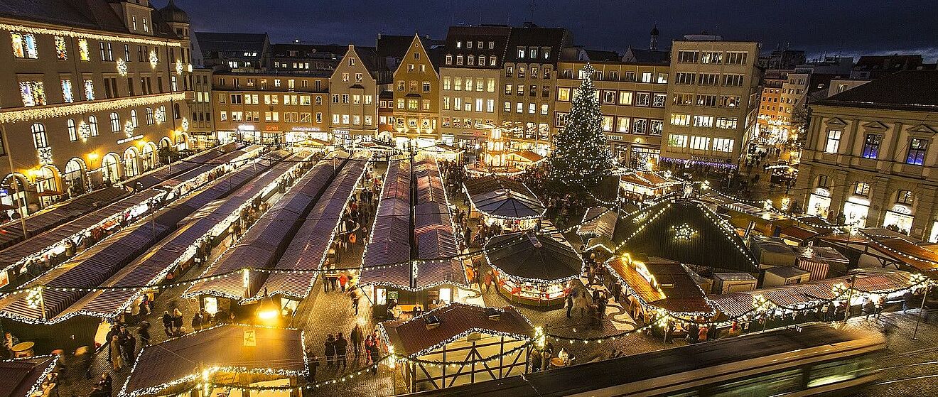 Luftaufnahme des Augsburger Christkindlesmarktes bei Nacht.