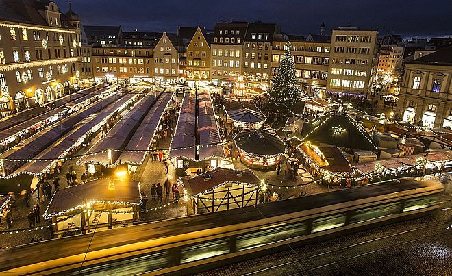 Luftaufnahme des Augsburger Christkindlesmarktes bei Nacht.