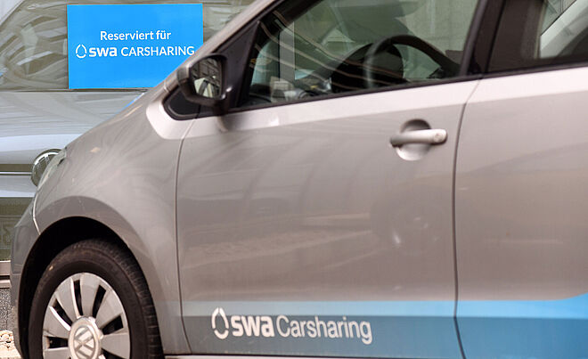 Carsharing Auto steht auf reserviertem Carsharing Parkplatz, Weiterleitung zu Häufige Fragen