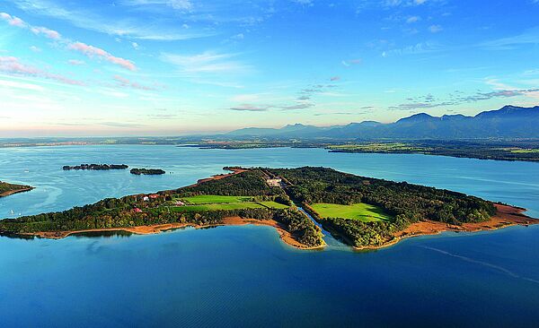 Vogelperspektive der Insel Prien am Chiemsee. 