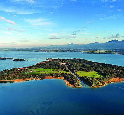 Vogelperspektive der Insel Prien am Chiemsee. 