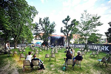 Konzert auf Wiese bei Gaswerk, - Ein Klick auf das Bild führt zur vergrößerten Fotoansicht.