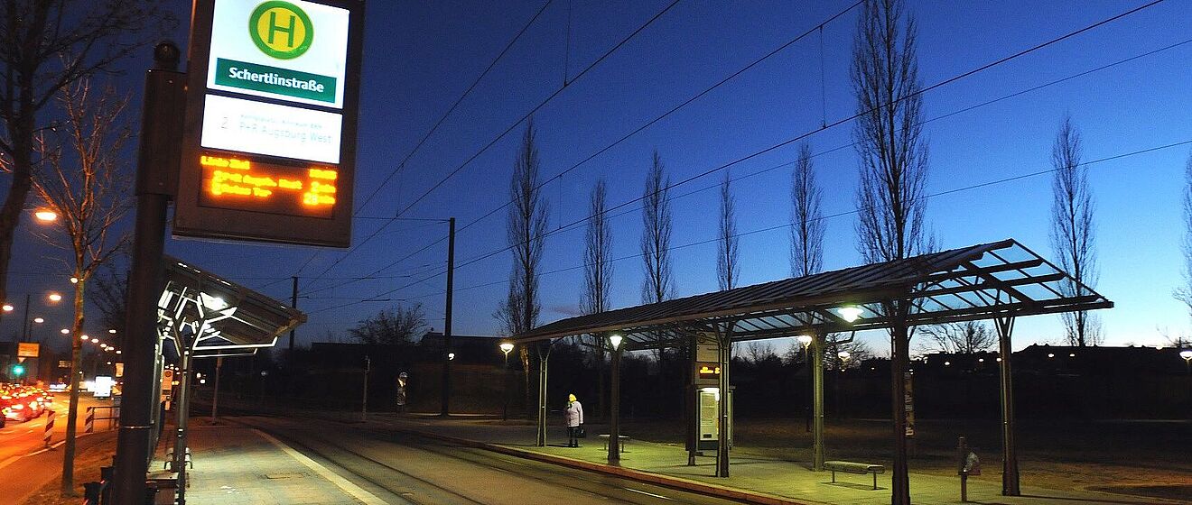 Haltestelle Schertlinstraße bei Nacht 