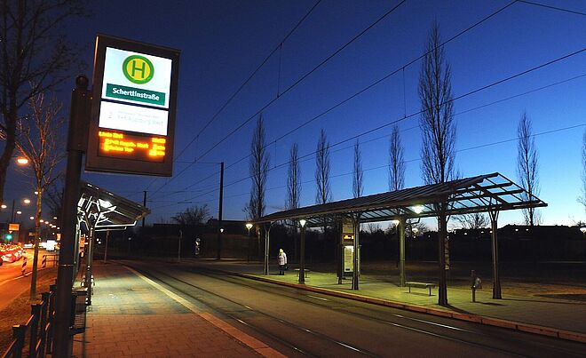 Haltestelle Schertlinstraße bei Nacht 