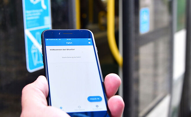 Header: Handy mit SWA-App offen