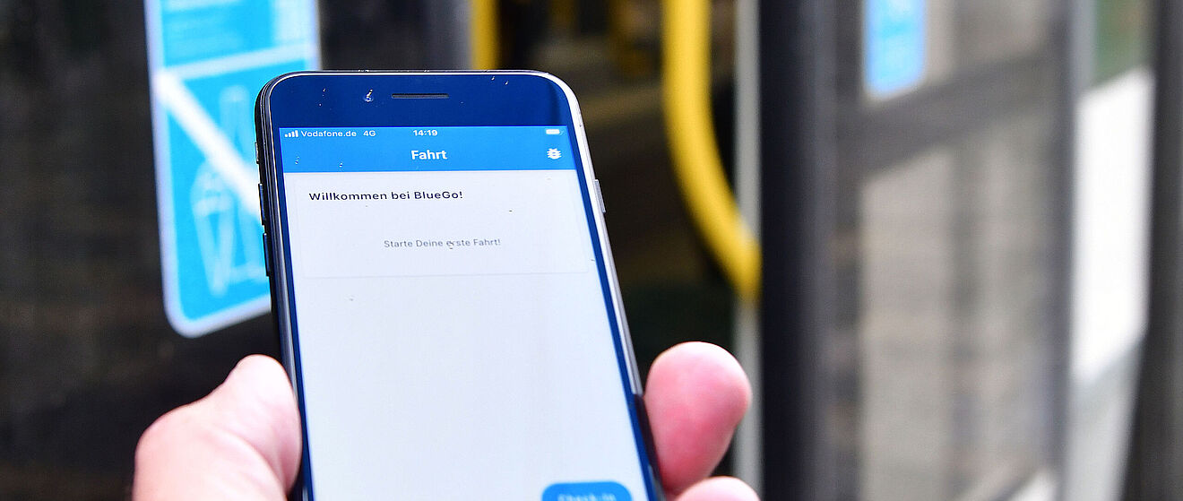 Header: Handy mit SWA-App offen